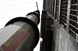 四川巨型電線桿達19層樓高 與住戶房屋僅隔0.5米